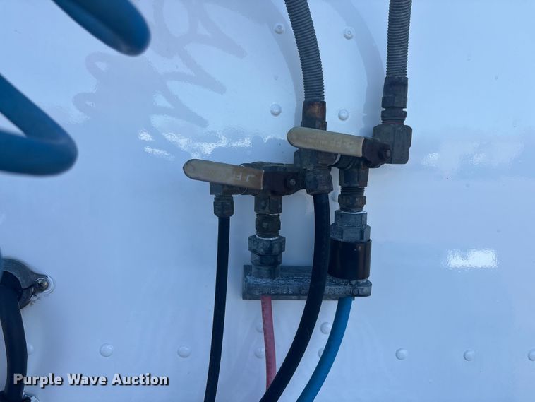 image for item EG8857 2006 International 9400 semi truck