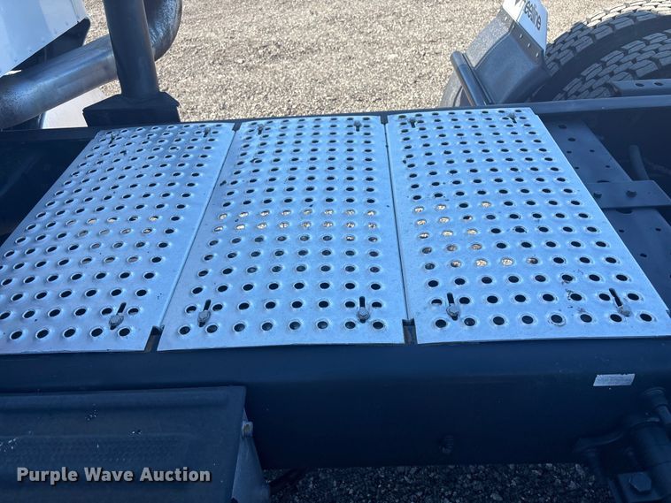 image for item EG8857 2006 International 9400 semi truck