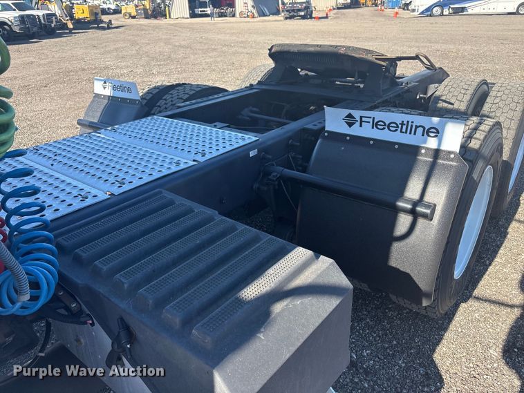 image for item EG8857 2006 International 9400 semi truck