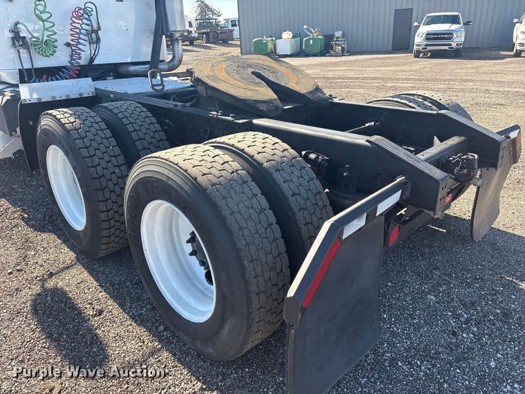 image for item EG8857 2006 International 9400 semi truck