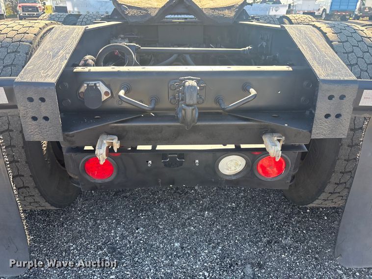 image for item EG8857 2006 International 9400 semi truck