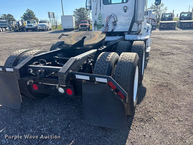 image for item EG8857 2006 International 9400 semi truck