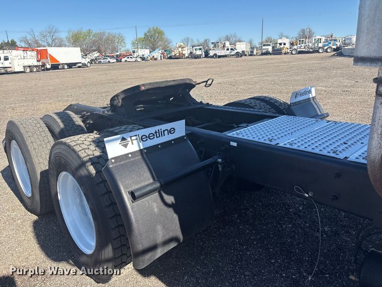 image for item EG8857 2006 International 9400 semi truck