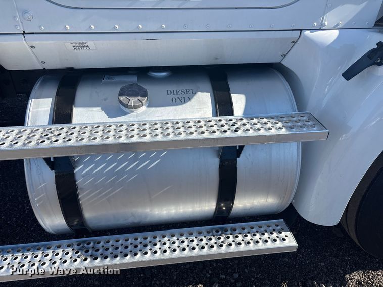 image for item EG8857 2006 International 9400 semi truck