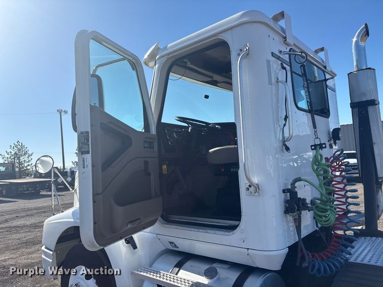 image for item EG8857 2006 International 9400 semi truck