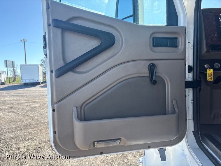 image for item EG8857 2006 International 9400 semi truck