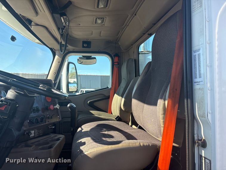 image for item EG8857 2006 International 9400 semi truck