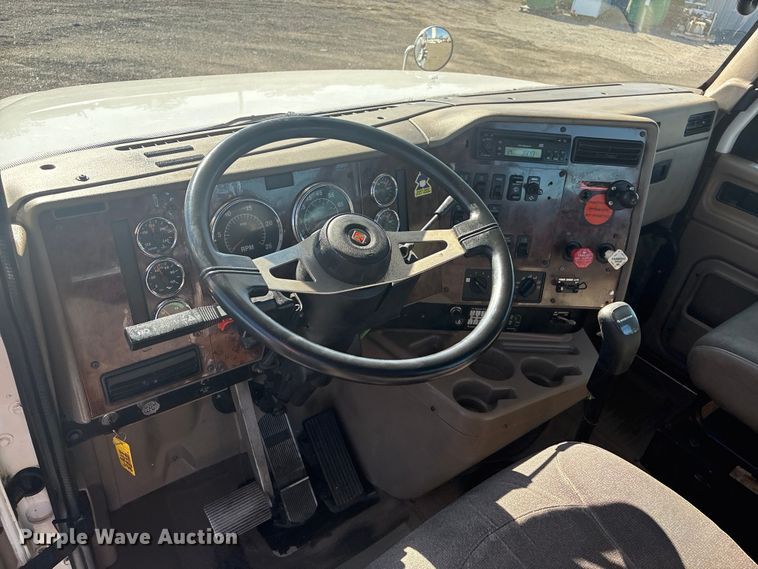 image for item EG8857 2006 International 9400 semi truck