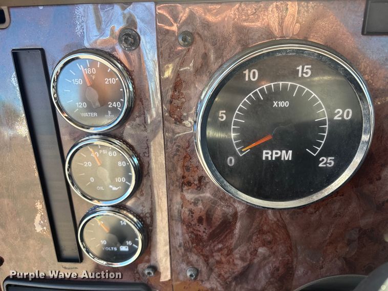 image for item EG8857 2006 International 9400 semi truck