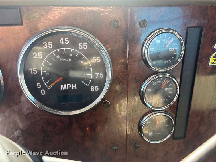 image for item EG8857 2006 International 9400 semi truck