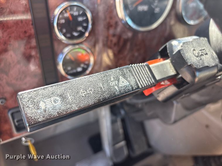 image for item EG8857 2006 International 9400 semi truck