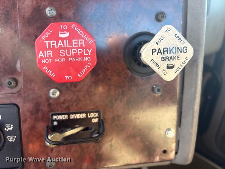 image for item EG8857 2006 International 9400 semi truck