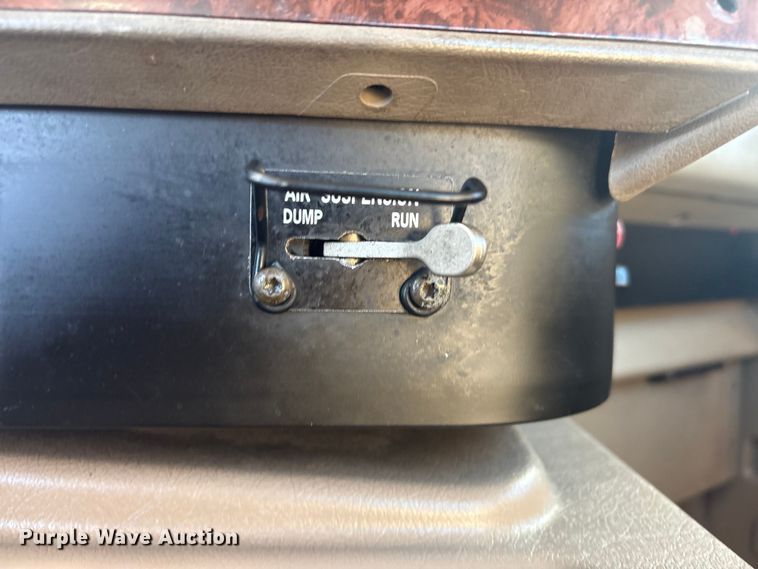 image for item EG8857 2006 International 9400 semi truck