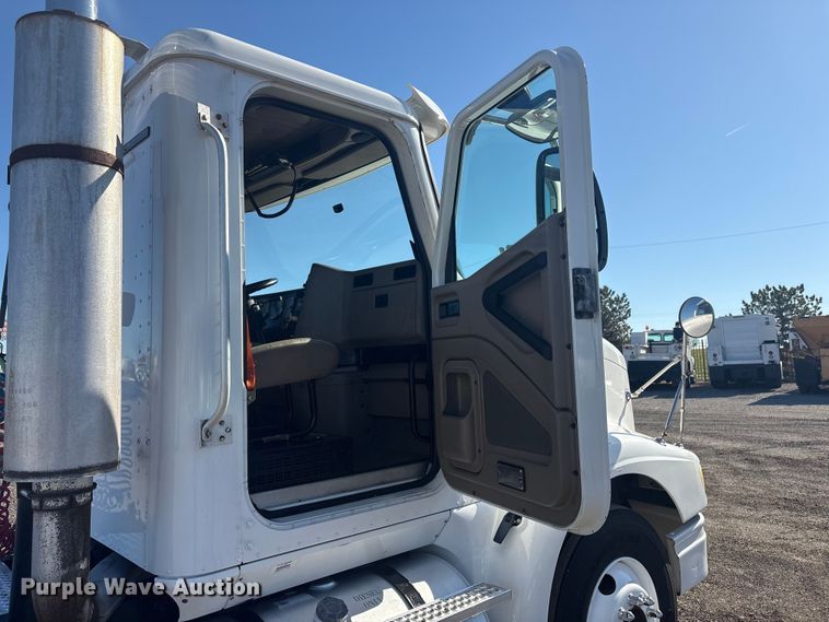 image for item EG8857 2006 International 9400 semi truck