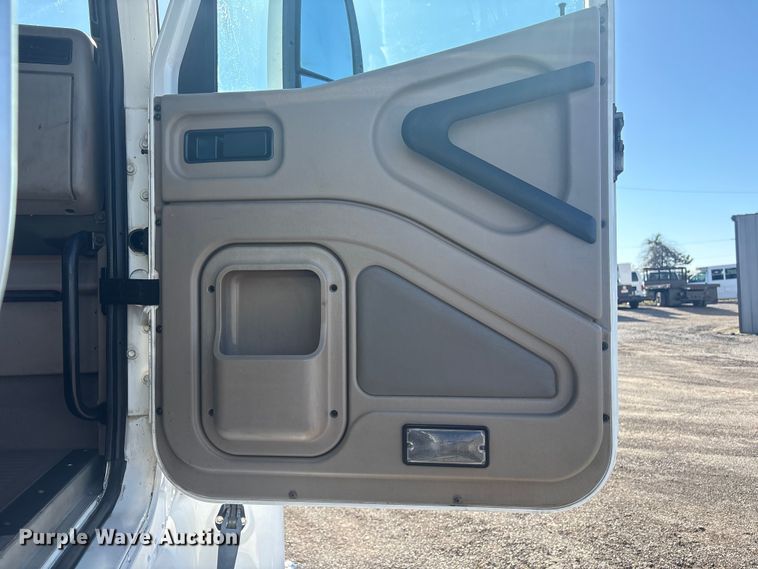 image for item EG8857 2006 International 9400 semi truck