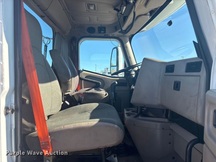 image for item EG8857 2006 International 9400 semi truck