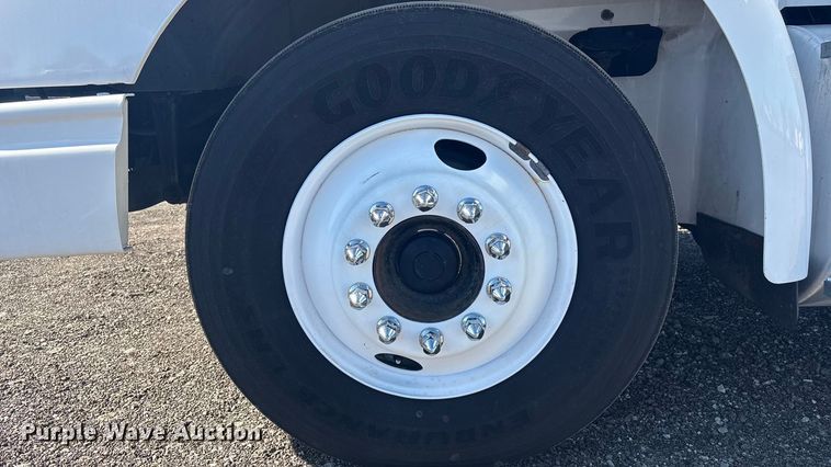 image for item EG8857 2006 International 9400 semi truck