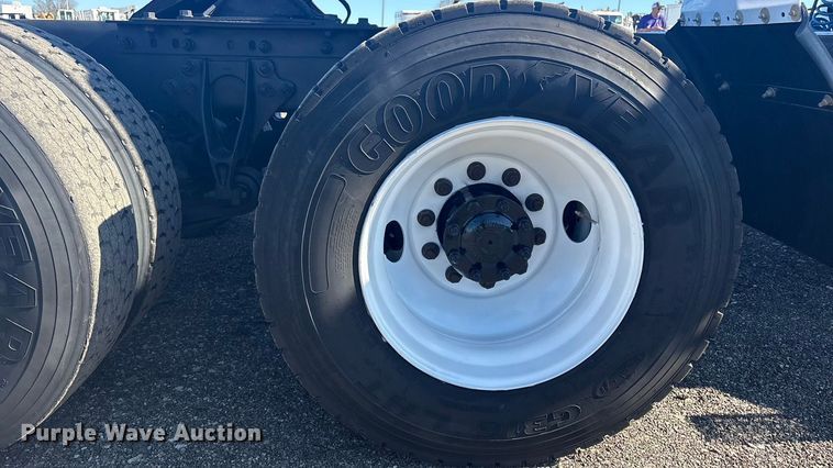 image for item EG8857 2006 International 9400 semi truck