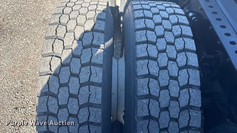 image for item EG8857 2006 International 9400 semi truck