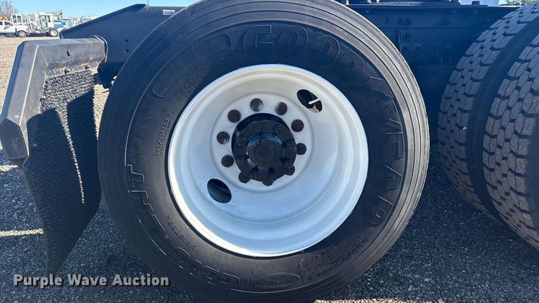 image for item EG8857 2006 International 9400 semi truck