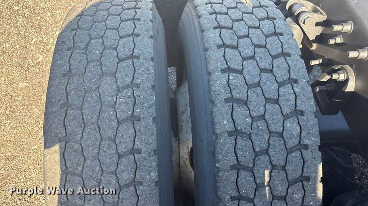 image for item EG8857 2006 International 9400 semi truck