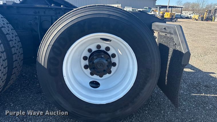 image for item EG8857 2006 International 9400 semi truck