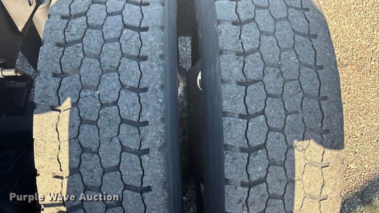 image for item EG8857 2006 International 9400 semi truck