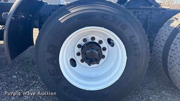 image for item EG8857 2006 International 9400 semi truck