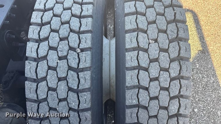 image for item EG8857 2006 International 9400 semi truck