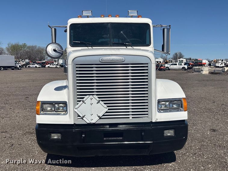 image for item EG8860 1999 Freightliner FLD  semi truck