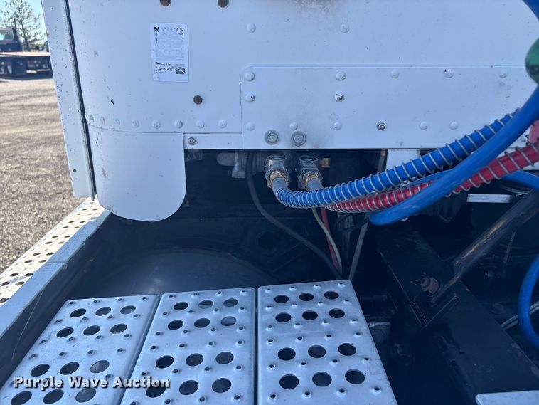 image for item EG8860 1999 Freightliner FLD  semi truck