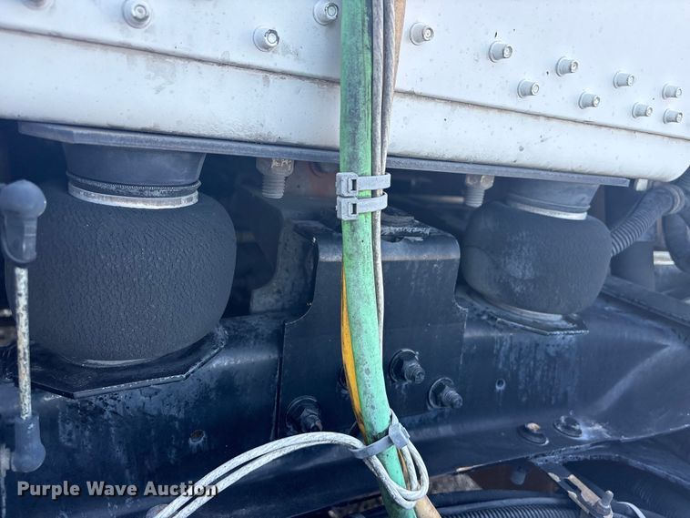 image for item EG8860 1999 Freightliner FLD  semi truck