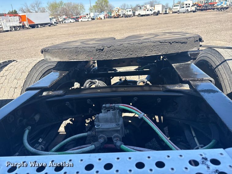 image for item EG8860 1999 Freightliner FLD  semi truck