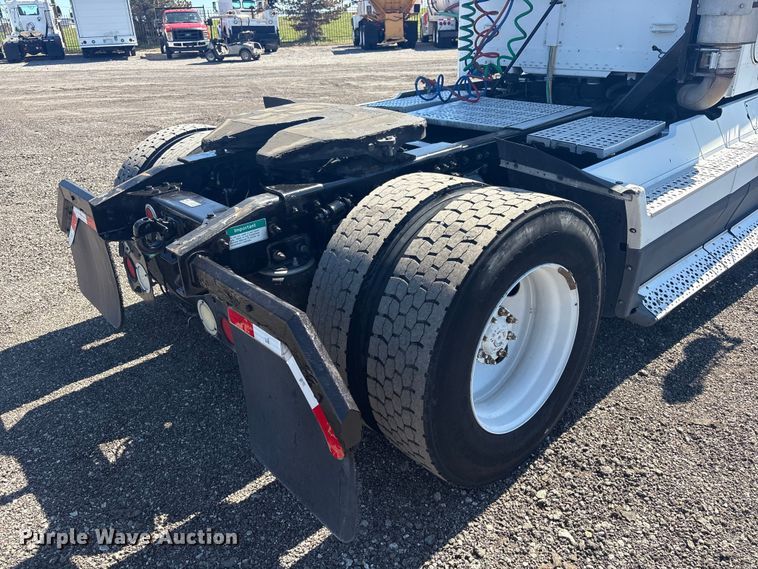 image for item EG8860 1999 Freightliner FLD  semi truck