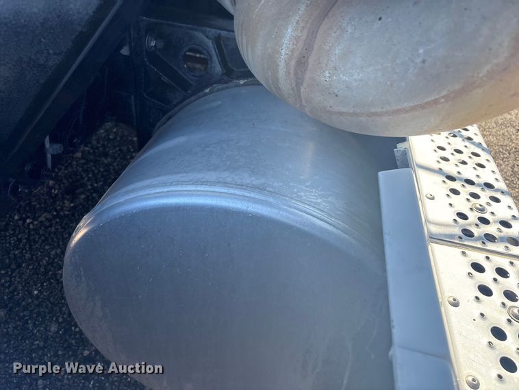 image for item EG8860 1999 Freightliner FLD  semi truck