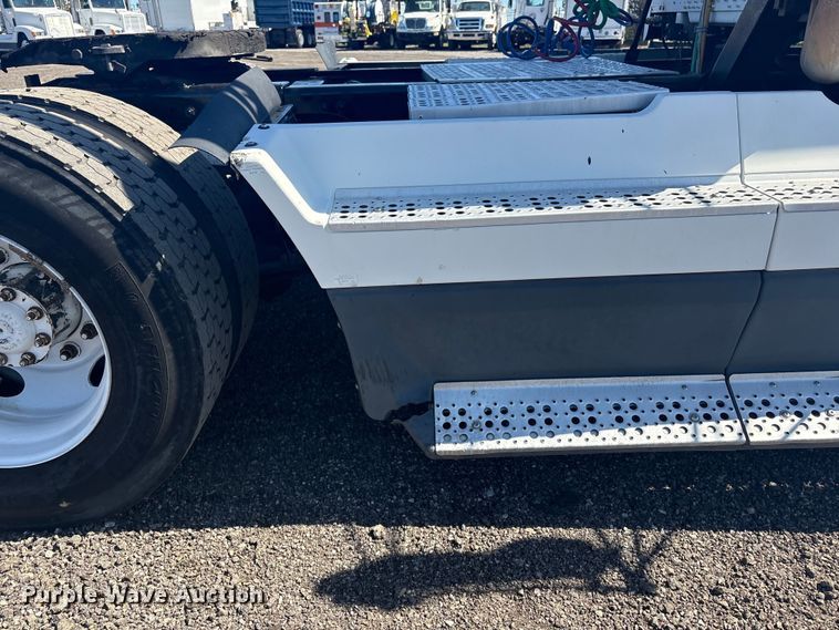 image for item EG8860 1999 Freightliner FLD  semi truck