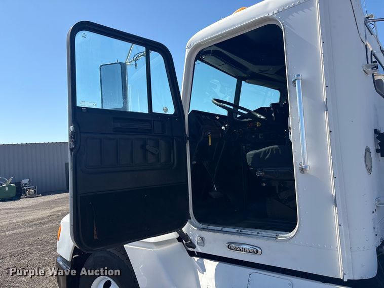 image for item EG8860 1999 Freightliner FLD  semi truck