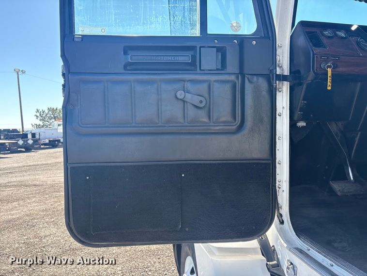 image for item EG8860 1999 Freightliner FLD  semi truck