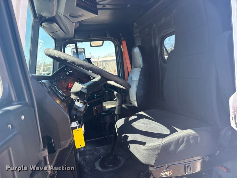 image for item EG8860 1999 Freightliner FLD  semi truck