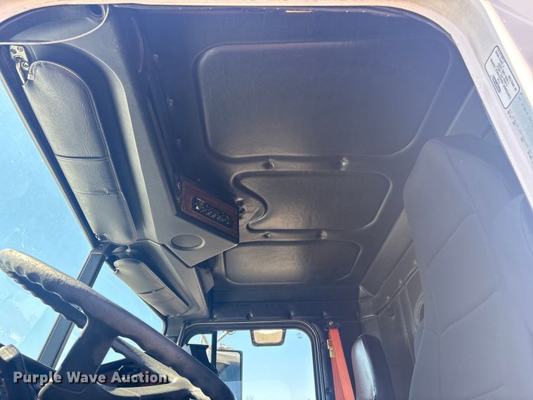 image for item EG8860 1999 Freightliner FLD  semi truck