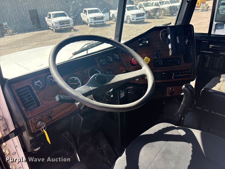 image for item EG8860 1999 Freightliner FLD  semi truck