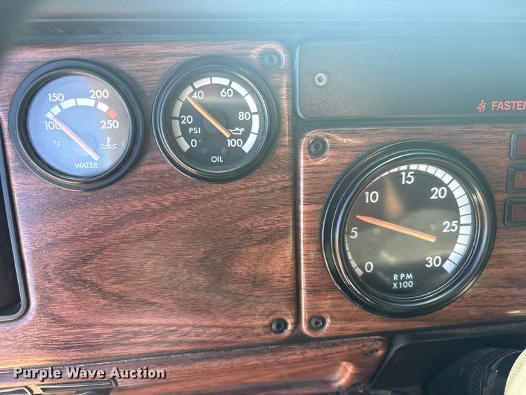 image for item EG8860 1999 Freightliner FLD  semi truck