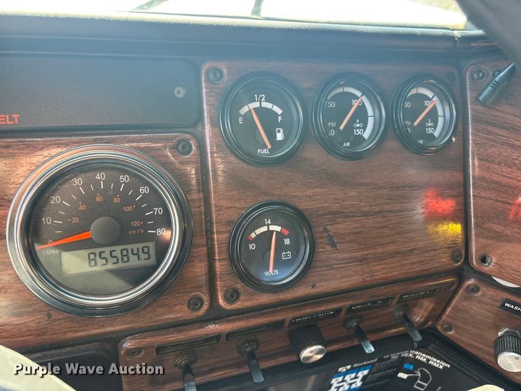 image for item EG8860 1999 Freightliner FLD  semi truck