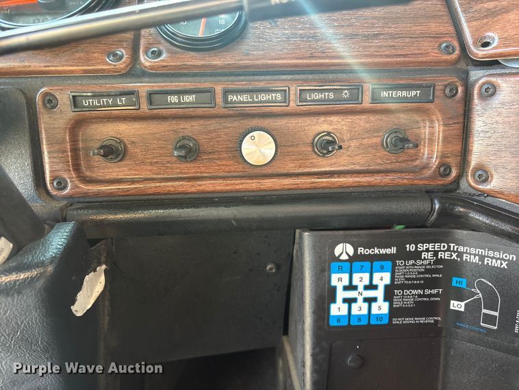 image for item EG8860 1999 Freightliner FLD  semi truck