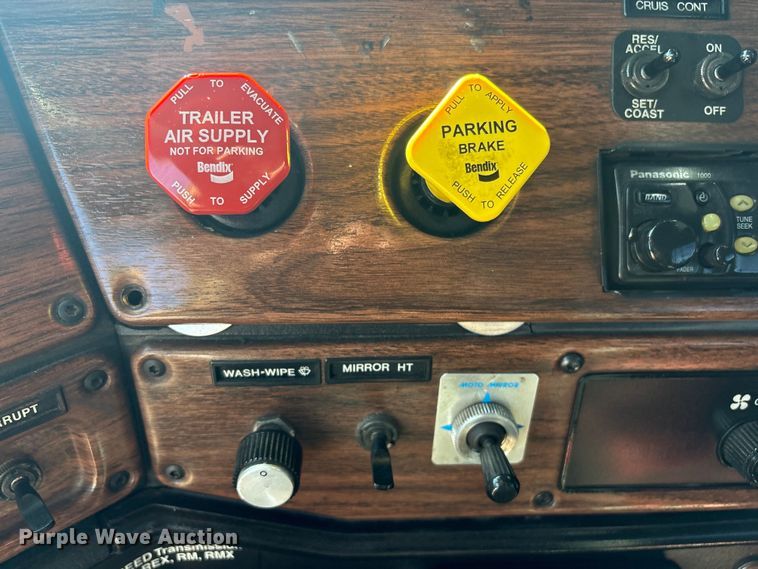 image for item EG8860 1999 Freightliner FLD  semi truck