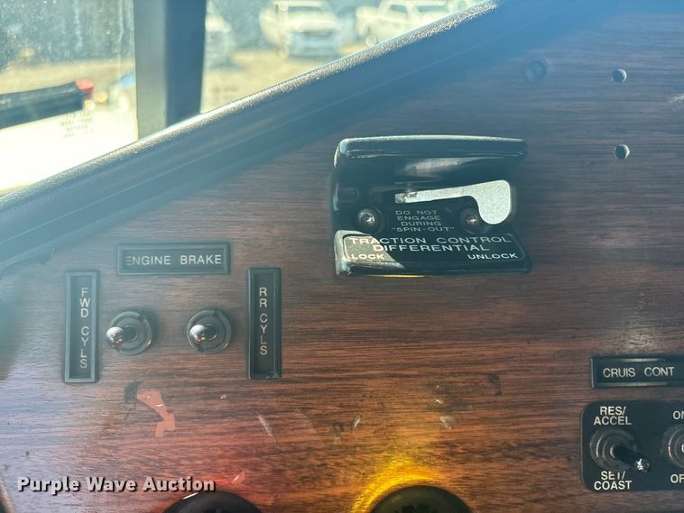 image for item EG8860 1999 Freightliner FLD  semi truck