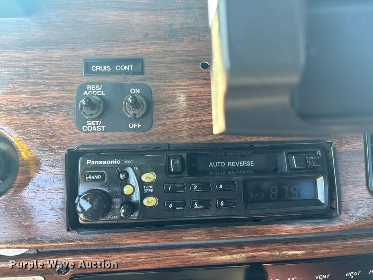 image for item EG8860 1999 Freightliner FLD  semi truck