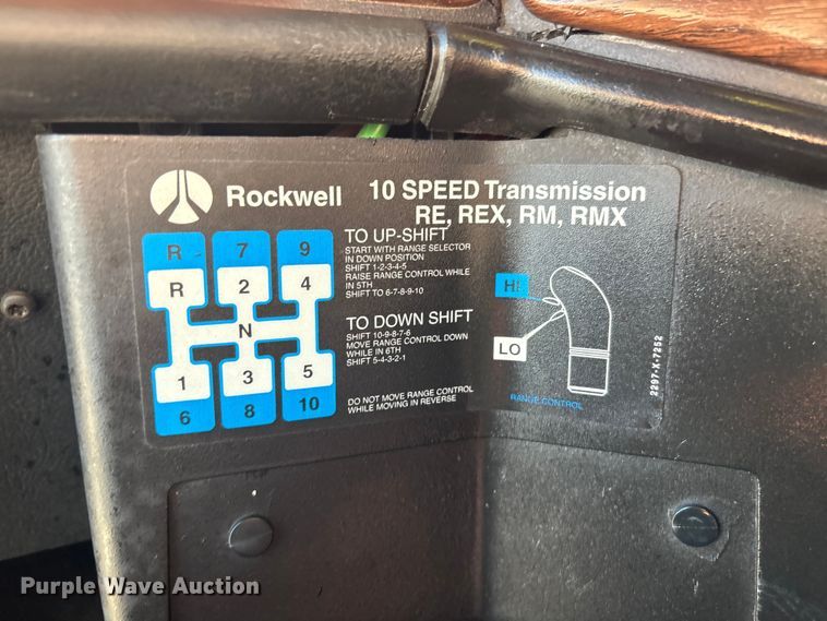 image for item EG8860 1999 Freightliner FLD  semi truck