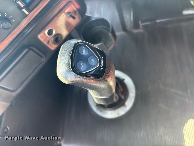 image for item EG8860 1999 Freightliner FLD  semi truck