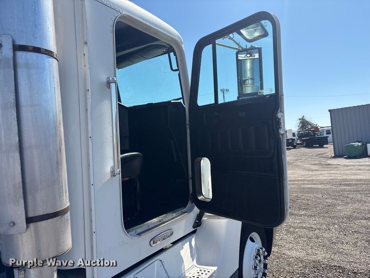 image for item EG8860 1999 Freightliner FLD  semi truck